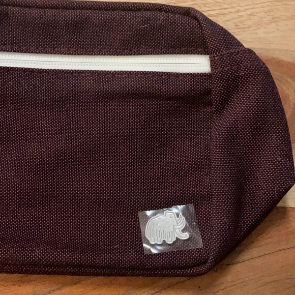 NEW HARRY'S Water resistant toiletries bag red/black - Picture 2 of 8